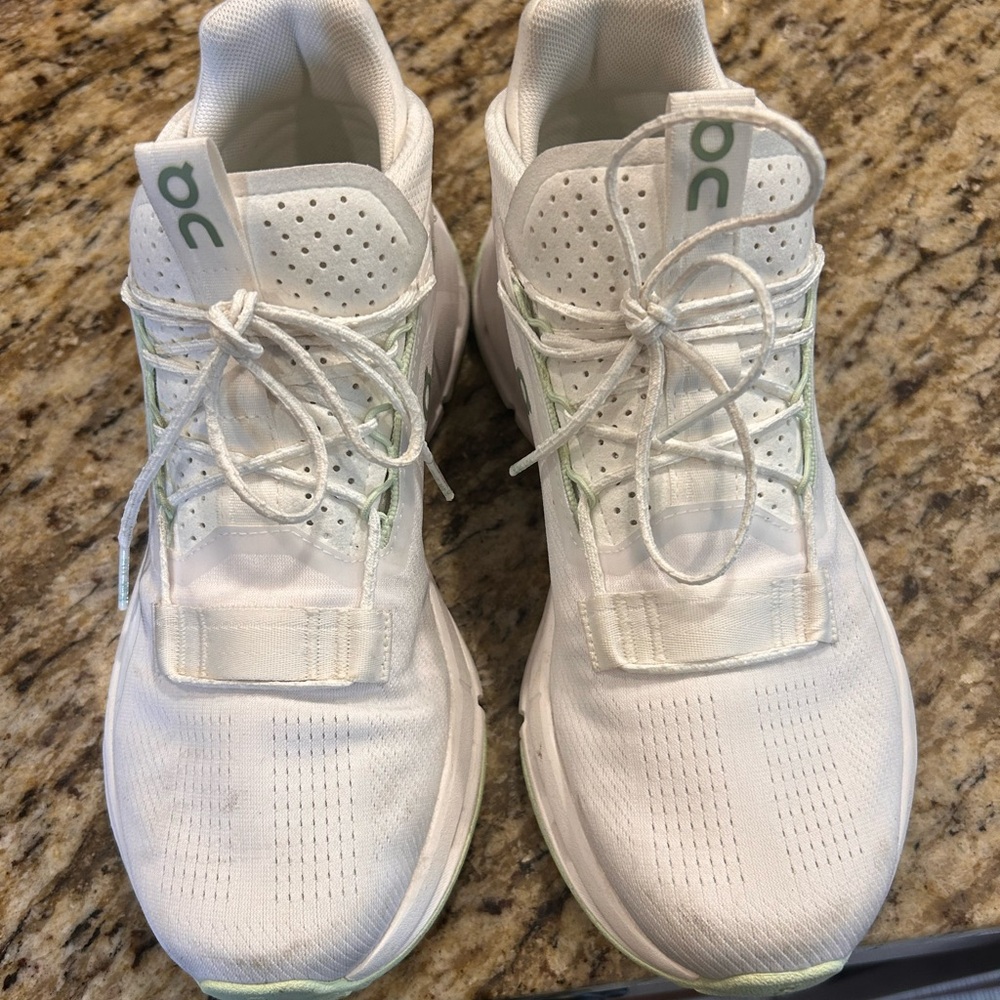 Oncloud size 8.5 like new shoes